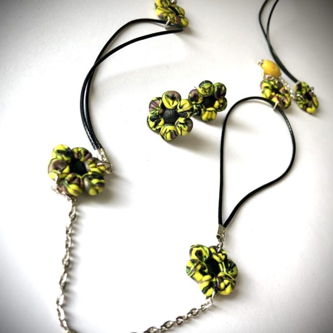 Set colier + cercei floricele galben - crud