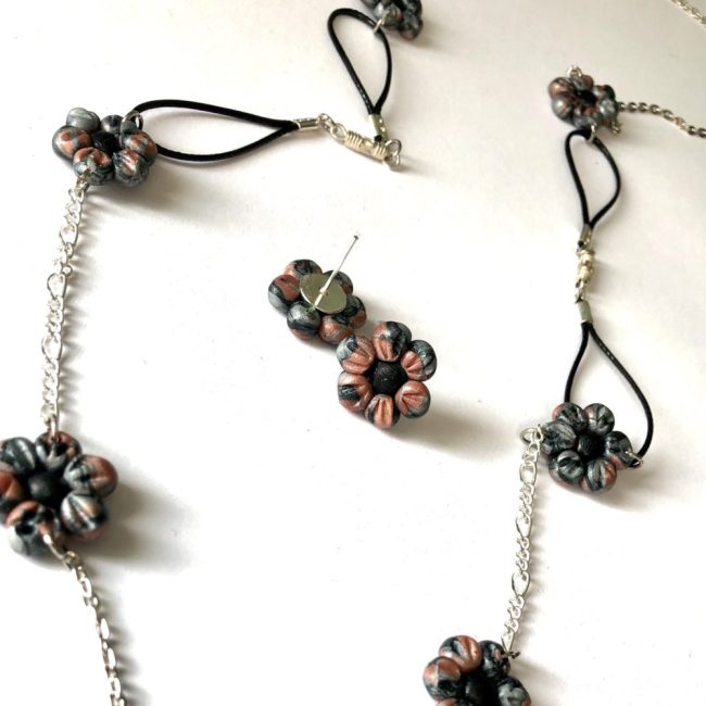 Set colier + cercei floricele gri (2)