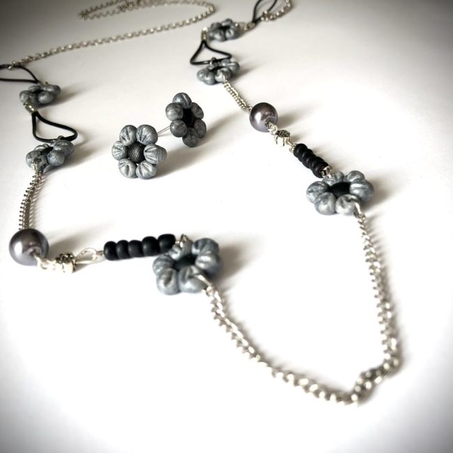 Set colier + cercei floricele gri
