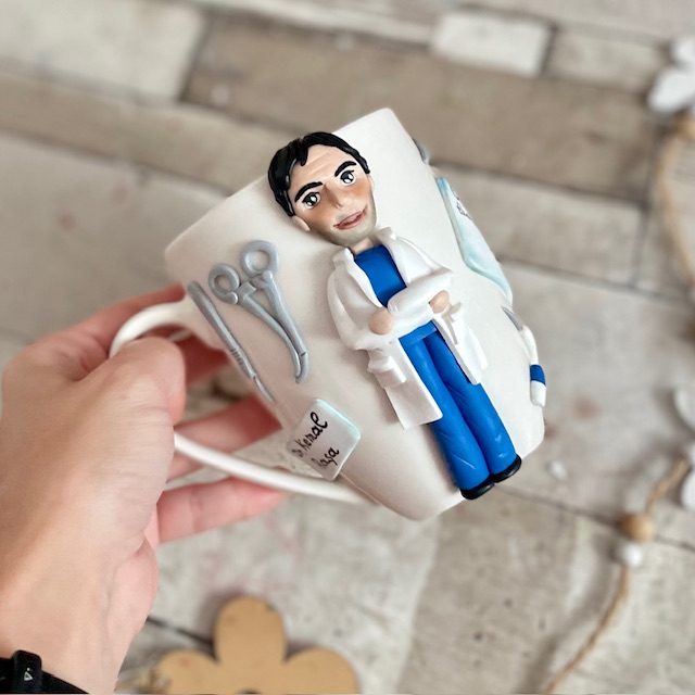 Cana decorata cu fimo “Super Doctor” (Chirurg)